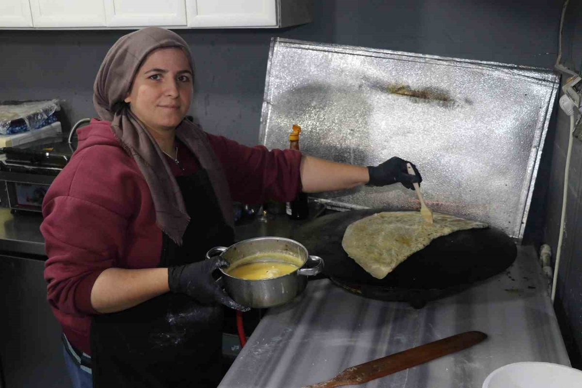 Sivas\'ta eşinden ayrı kadın, biri kanser tedavisi gören 4 çocuğu için gözleme satıyor