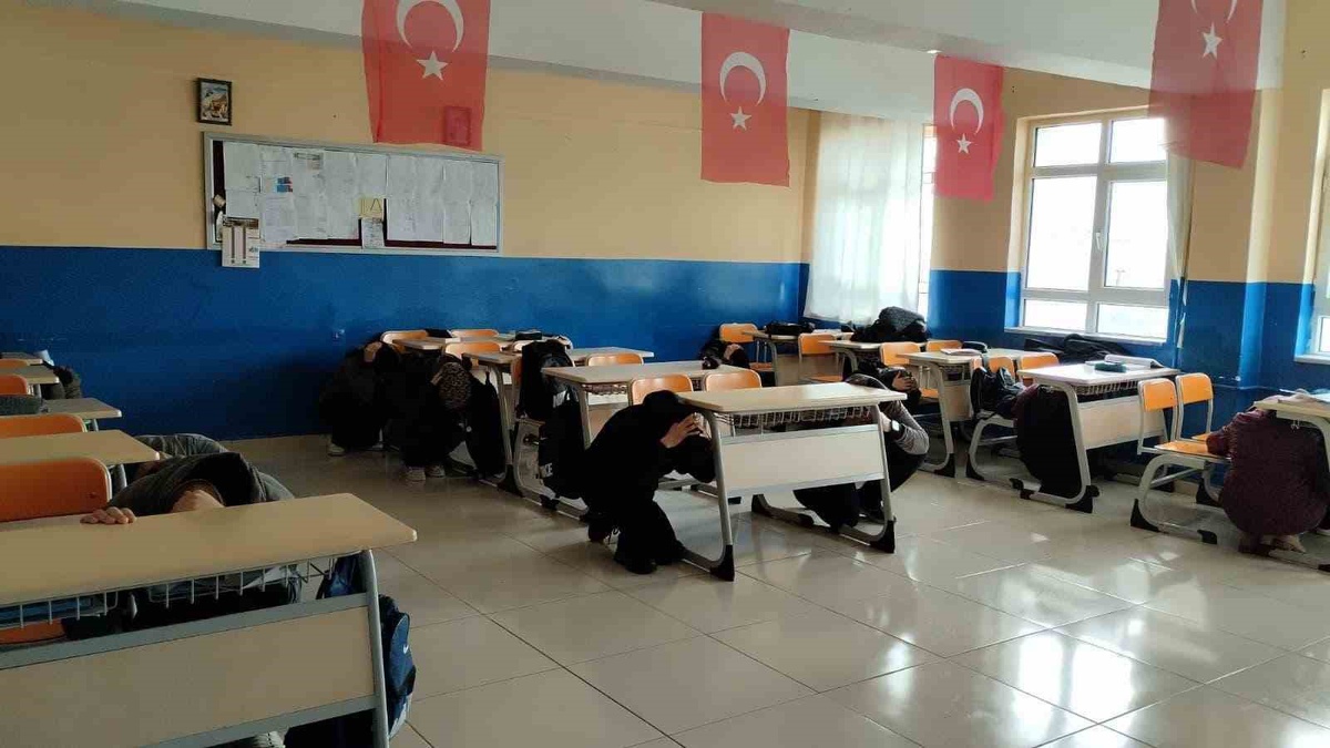 Sivas\'ın tüm okullarında çök-kapan-tutun tatbikatı 81 ilde eş zamanlı uygulandı