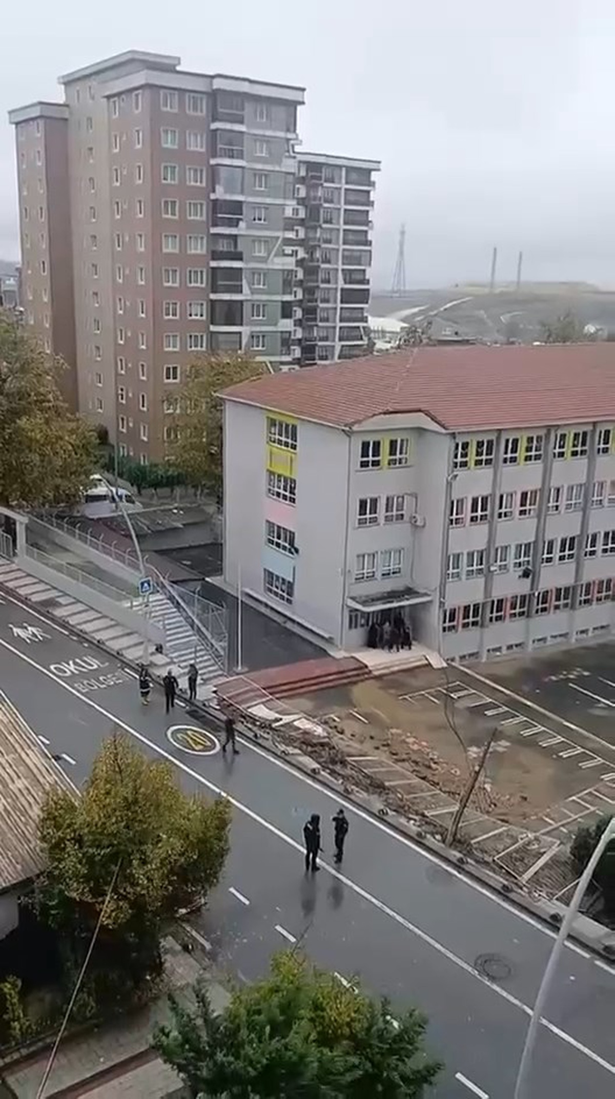 Sultangazi\'de Nurettin Uzun İlkokulu\'nun istinat duvarı ders sırasında çöktü