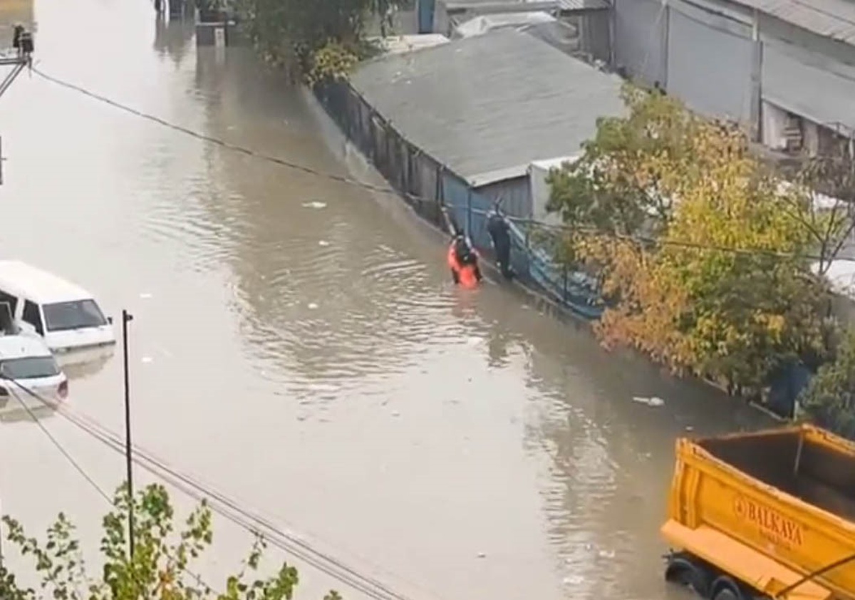 Sultangazi\'de sele dönen yolda mahsur kalan öğrenciyi belediye işçisi sırtında taşıdı