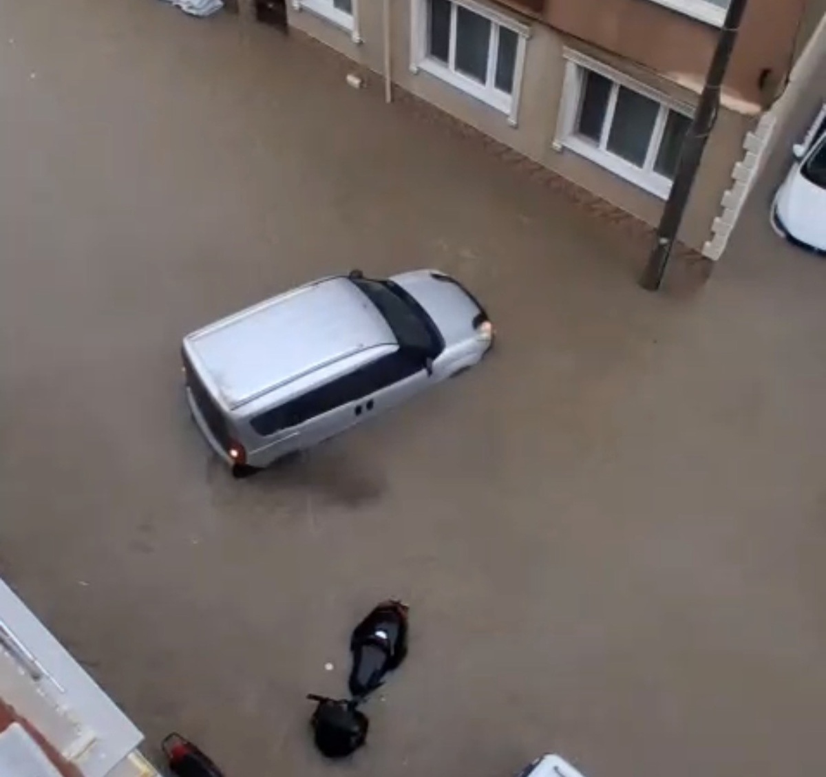 Susurluk\'ta sağanak, hastane ve belediyede su baskını tehlikesine yol açtı