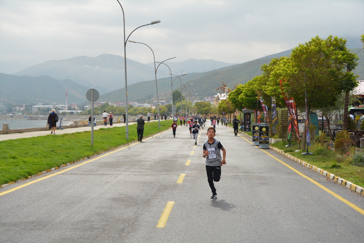 Bitlis Tatvan\'da 29 Ekim atletizm müsabakasında 250 öğrenci madalya için yarıştı