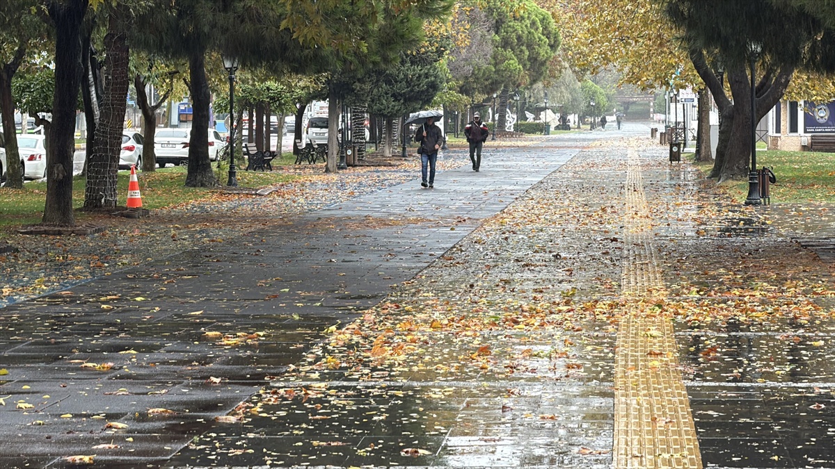 Tekirdağ\'da ani sağanak hayatı olumsuz etkiledi, sıcaklık 14 derece ölçüldü