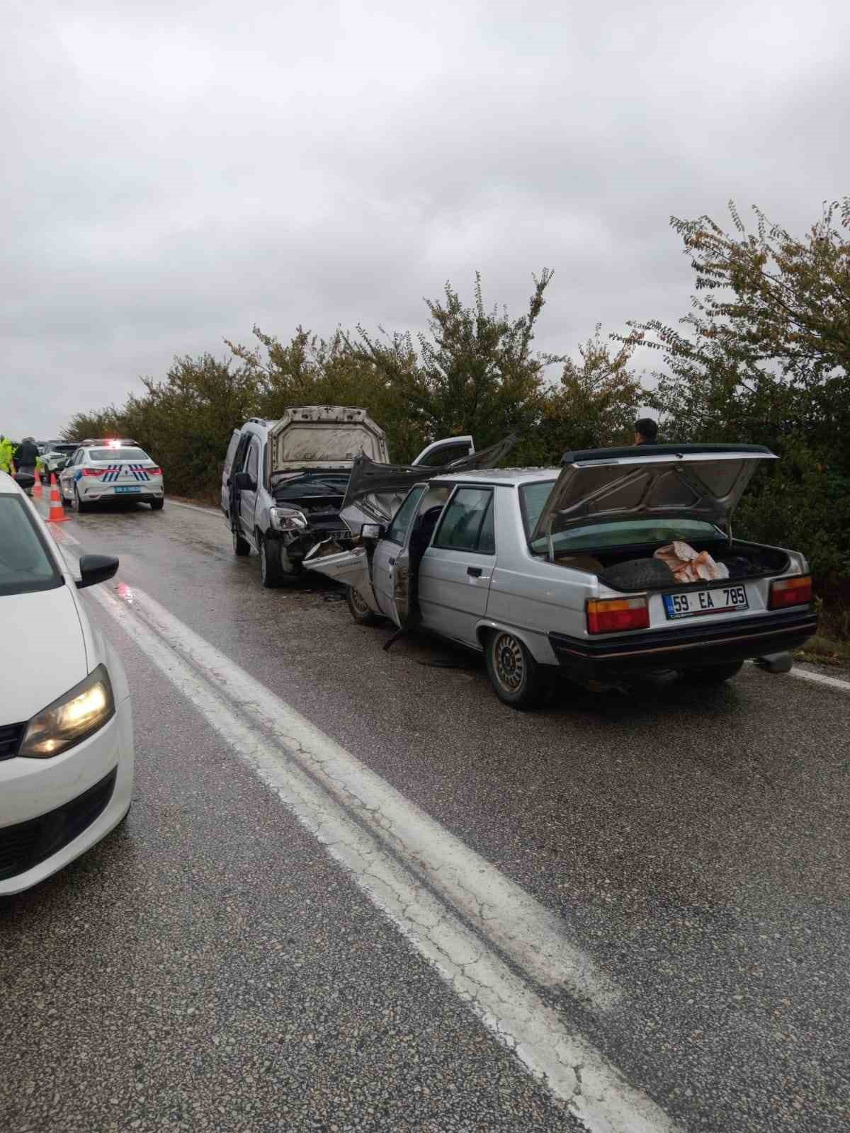 Şarköy-Malkara yolunda araçlar çarpıştı, 2\'si çocuk 7 kişi yaralandı