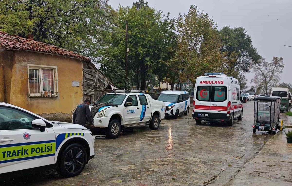 Tekirdağ Malkara\'da motosiklet TESKİ aracının altına girdi, sürücüsü yaralandı