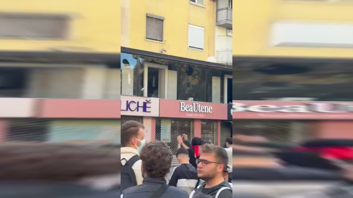 Tiran\'da öğrenci eyleminde Eğitim Bakanlığı binası ateşe verildi, polis gaz kullandı