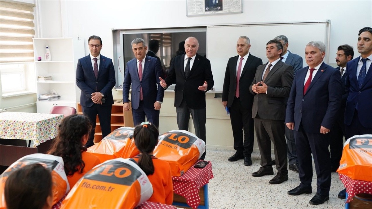 Erzurum\'da 250 ihtiyaç sahibi öğrenciye TOBB ve ETSO\'dan bot ve mont desteği verildi
