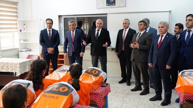 Erzurum'da 250 ihtiyaç sahibi öğrenciye TOBB ve ETSO'dan bot ve mont desteği verildi