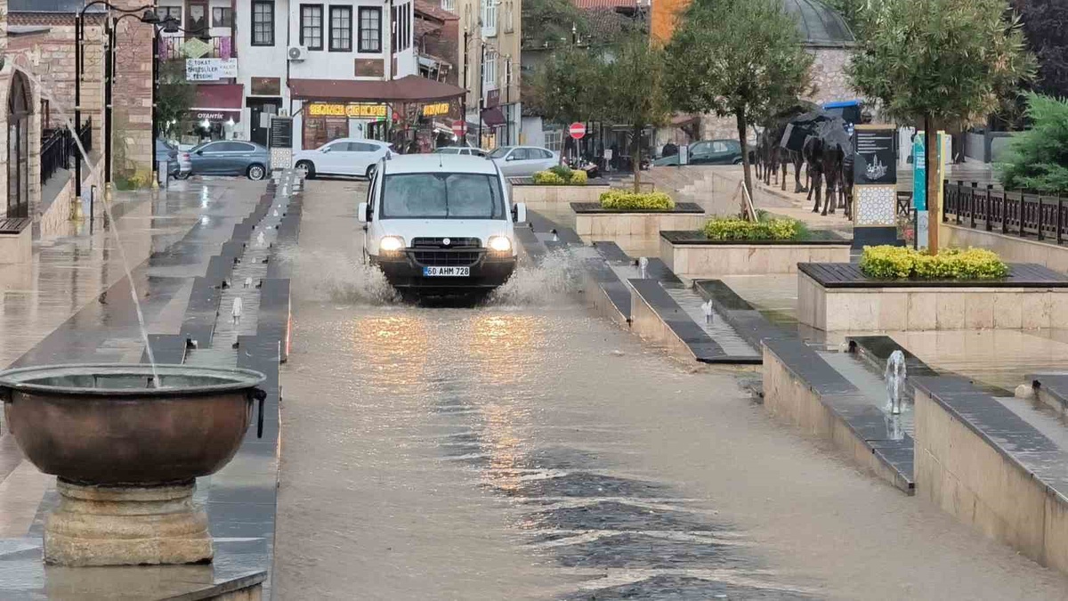 Tokat\'ta sağanak yolları göle çevirdi, hazırlıksız yakalananlar zor anlar yaşadı