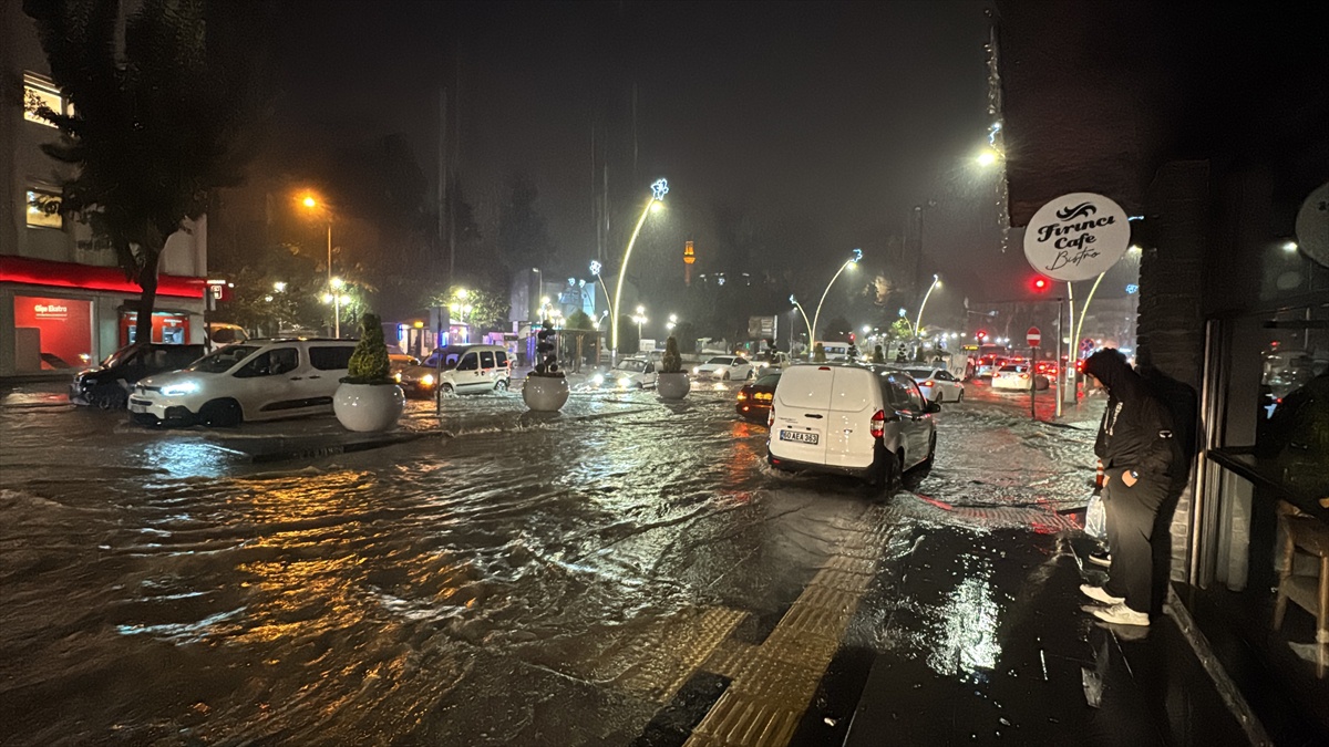 Tokat\'ta sağanak bazı iş yerlerini su bastı, ekipler mazgalları açmak için çalıştı