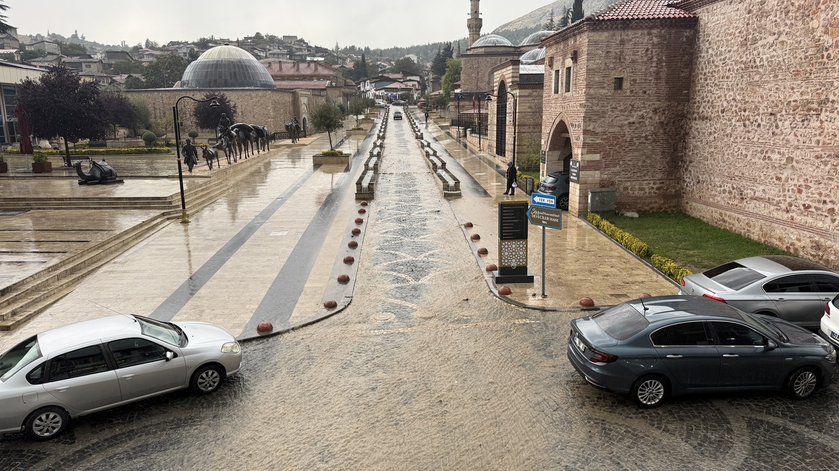 Tokat\'ta sağanak kent genelinde etkili oldu, Sulusokak\'ta sürücüler yolda zorlandı