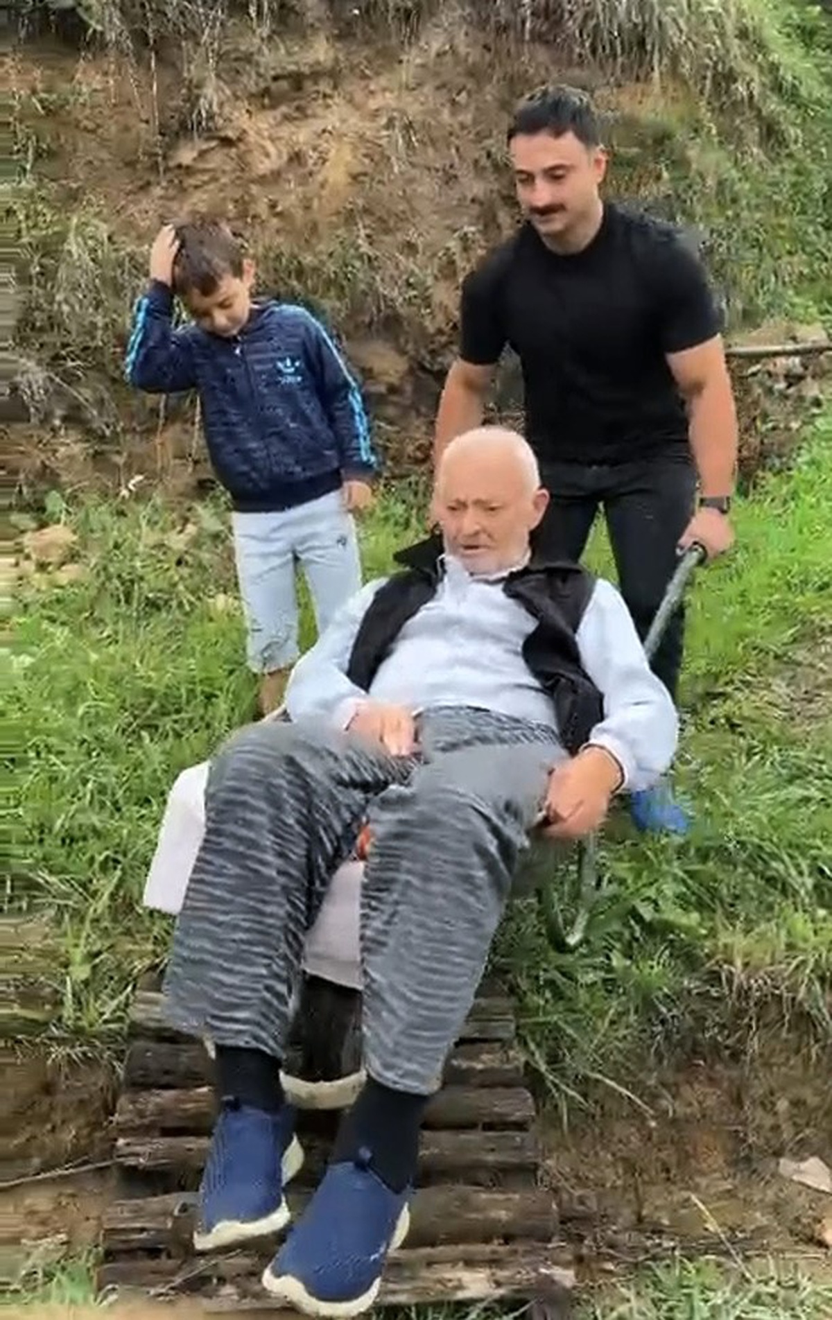 Trabzon Araklı\'da diyaliz hastası, yol uygun olmadığı için el arabasıyla taşınıyor