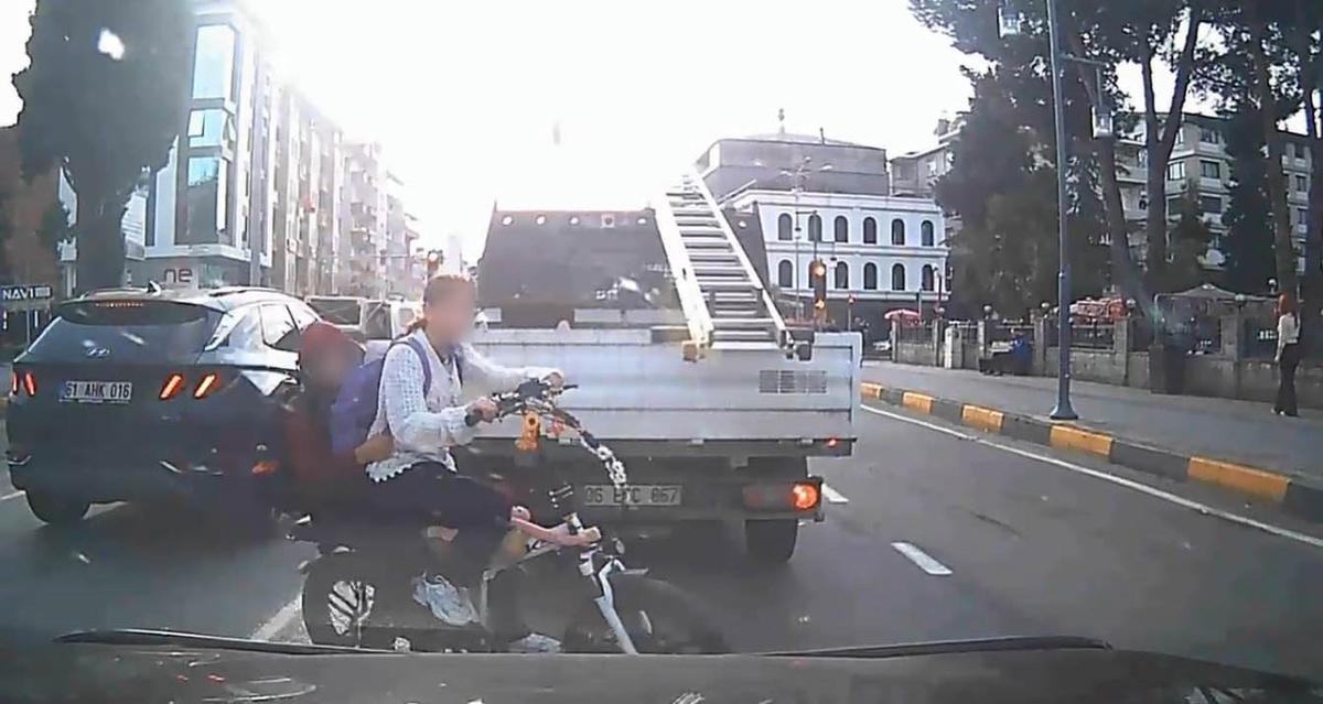 Trabzon Araklı\'da korna uyarısına rağmen minibüse çarpan iki çocuk yaralandı