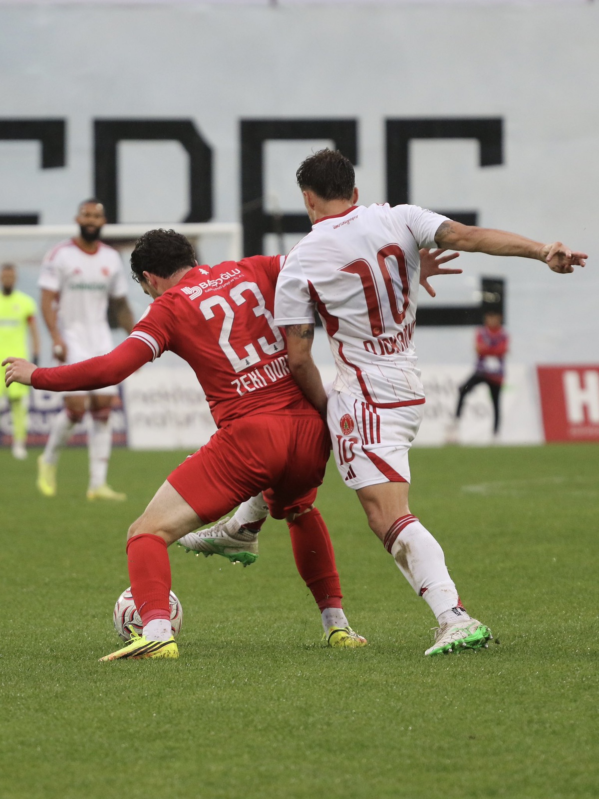 Ümraniyespor-Boluspor maçı yağış nedeniyle 57. dakikada yarıda kaldı, ertelendi