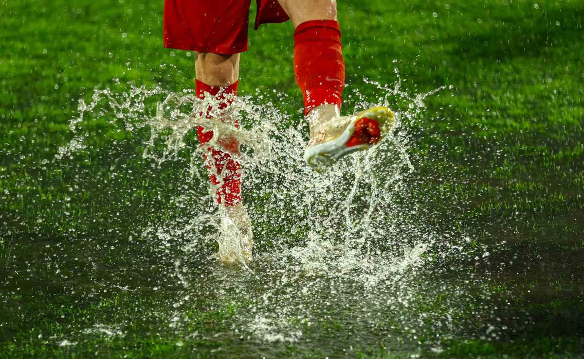Süper Lig'de Ümraniyespor-Boluspor maçına yoğun yağış nedeniyle 15 dakika ara verildi