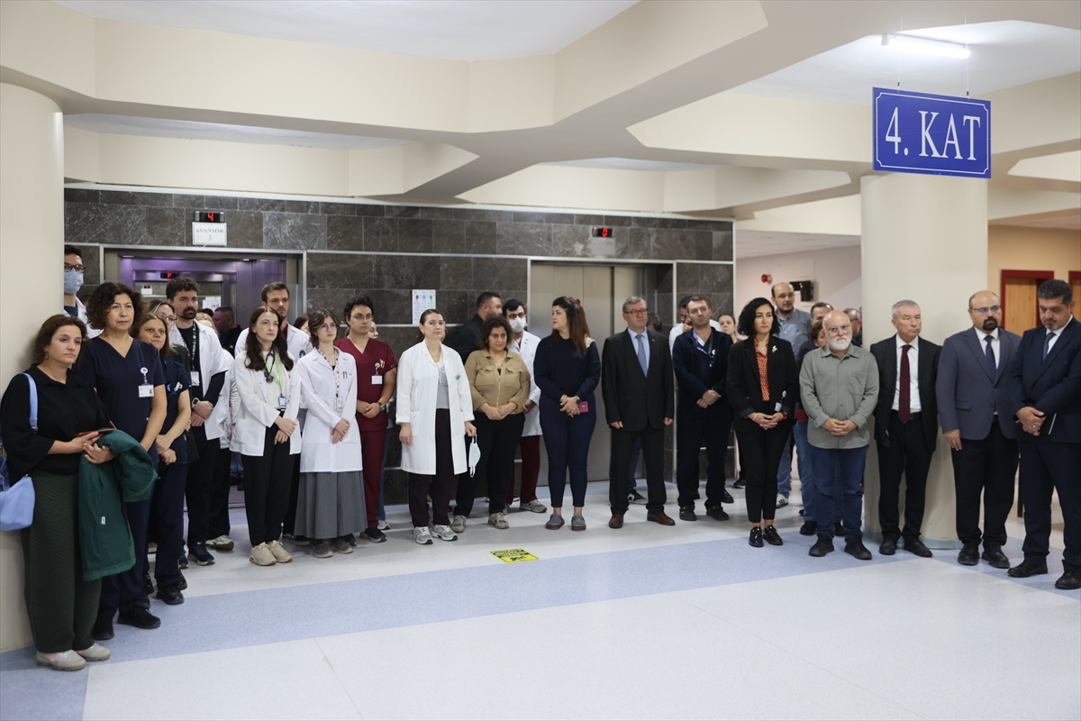TÜ Tıp Fakültesi Hastanesinde 100. kemik iliği nakli için kutlama düzenlendi