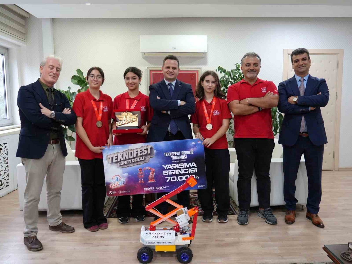 Türkiye birincisi Milas BİLSEM takımı Muğla İl Milli Eğitim Müdürü\'nü ziyaret etti