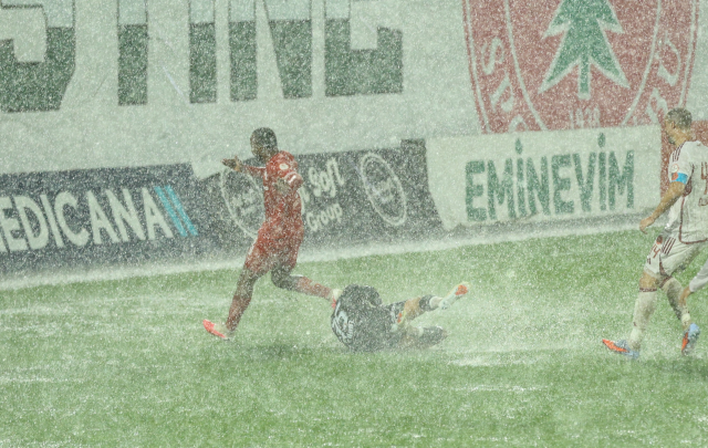 Ümraniyespor-Boluspor maçı yoğun yağış nedeniyle ertelendi