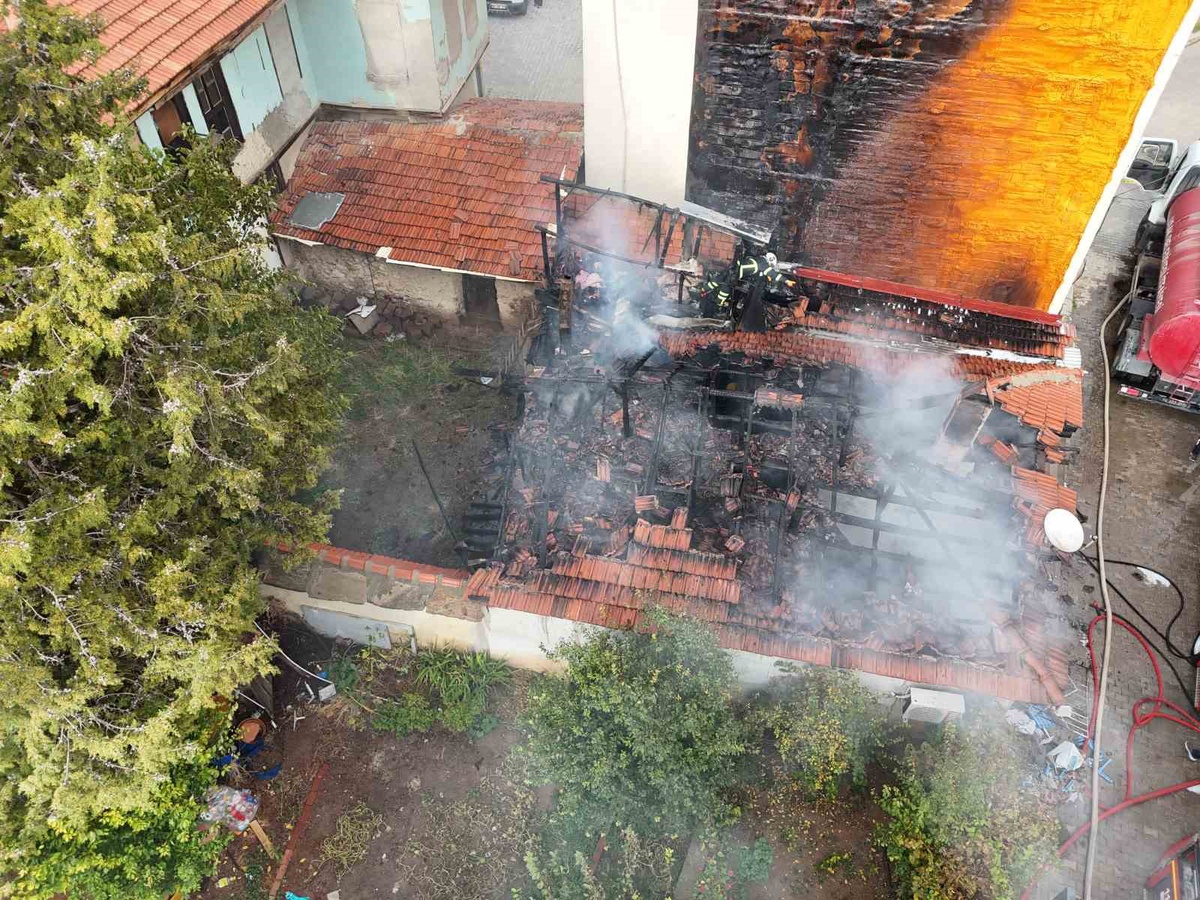 Uşak\'ta tek katlı ev yangında kullanılamaz hale geldi! Anne, evi kızının kundakladığını öne sürdü