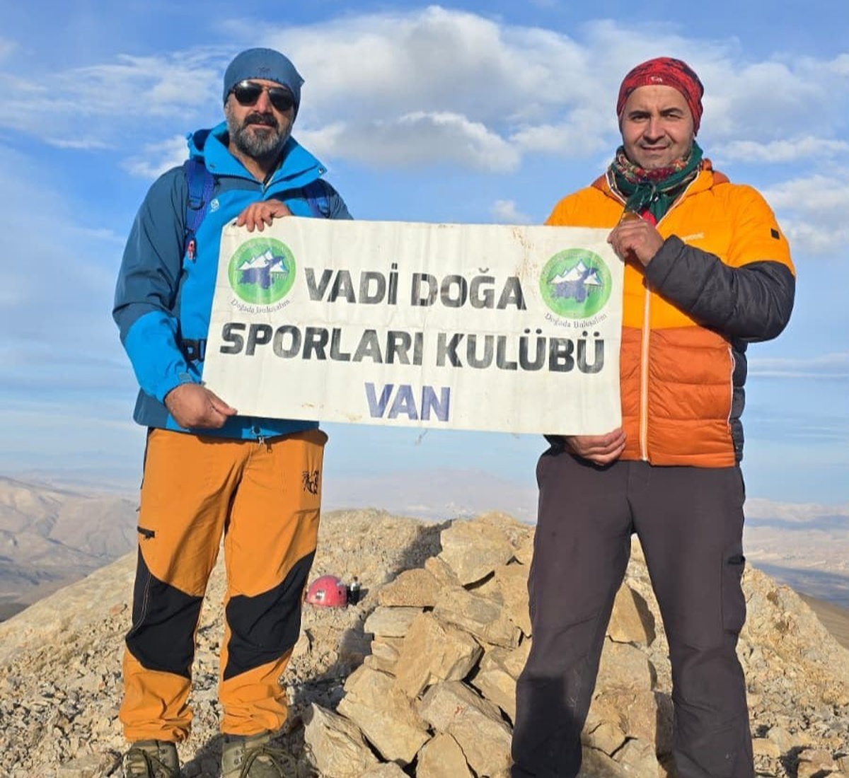 Van Başkale\'de 9 dağcı, Vadi Doğa Sporları Kulübü etkinliğinde İspiriz zirvesine ulaştı