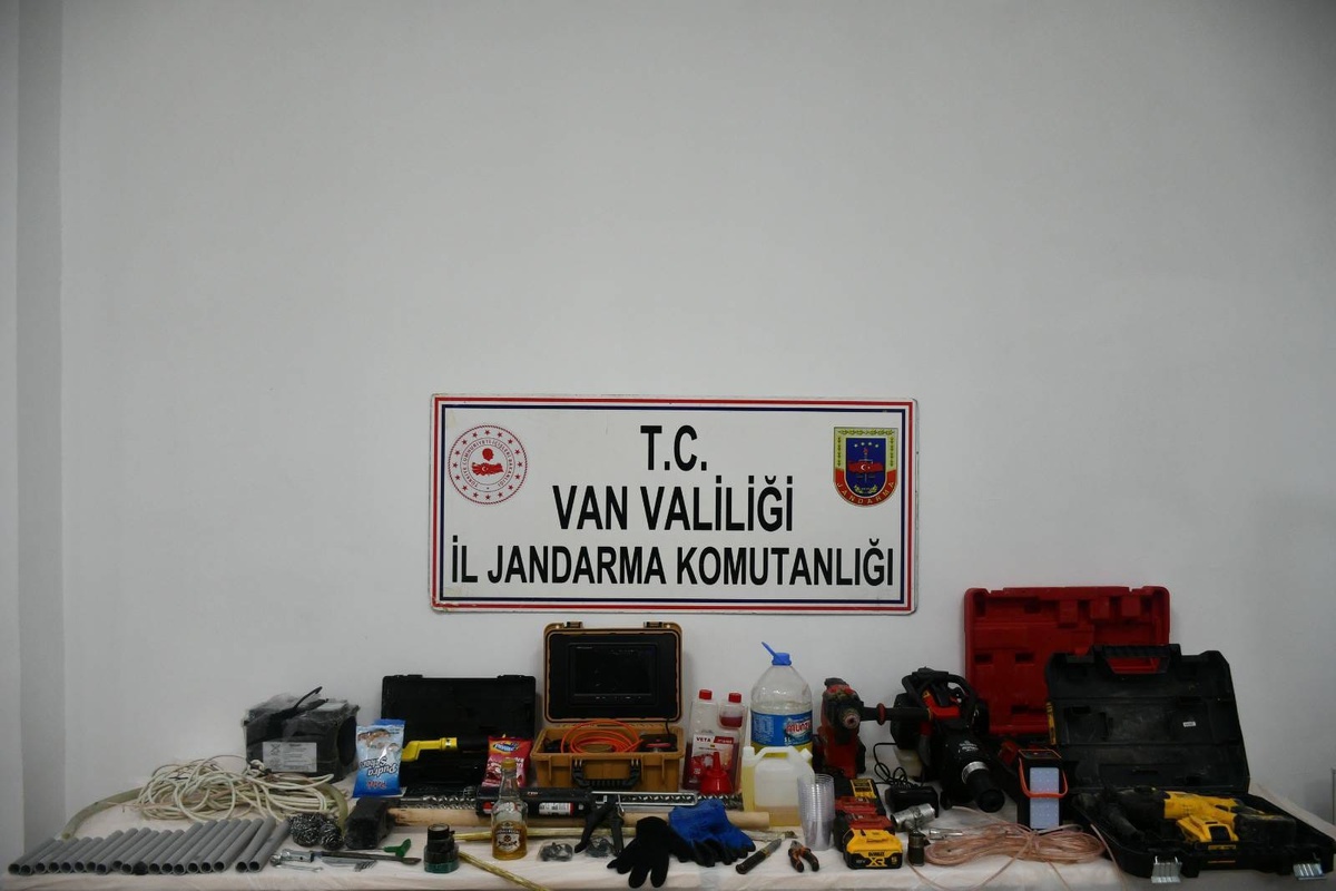 Van Gürpınar\'da tarihi esere zarar veren 5 şüpheli yakalandı, 7 patlayıcı imha edildi