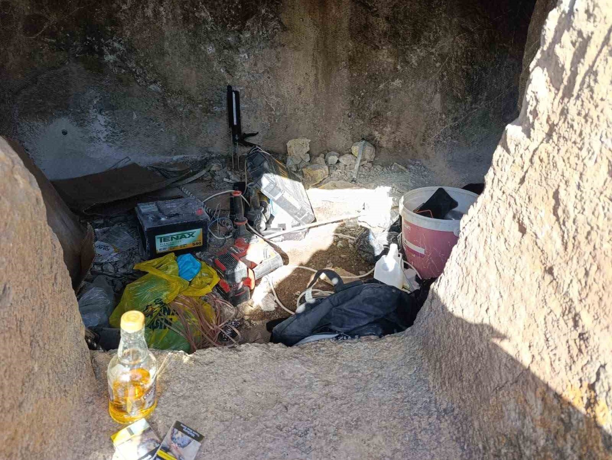 Van Gürpınar\'da kaçak kazıda 5 şüpheli suçüstü yakalandı, 7 patlayıcı imha edildi