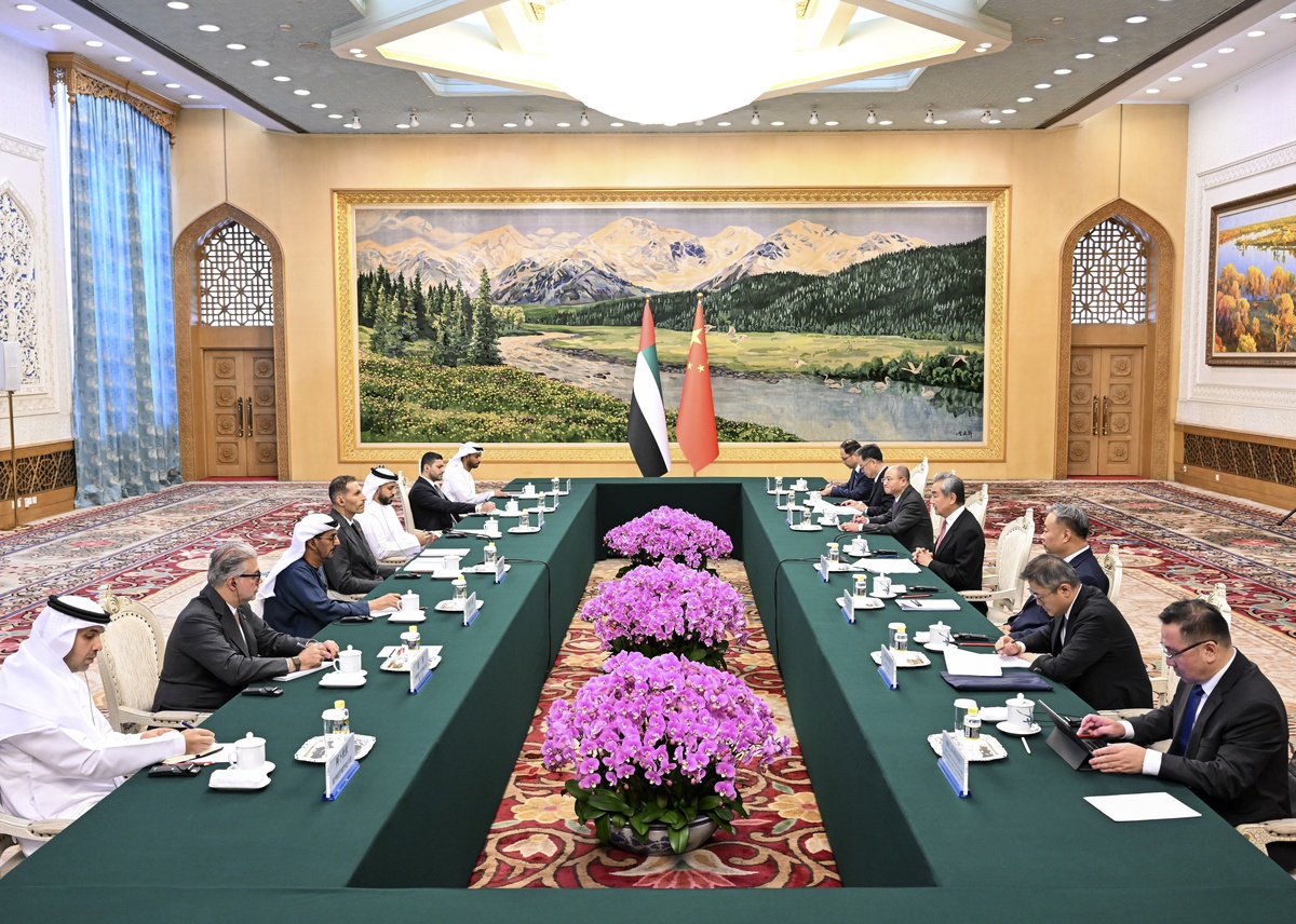 Wang Yi, Beijing\'de BAE Özel Temsilcisi El Mübarek ile ateşkesi görüştü