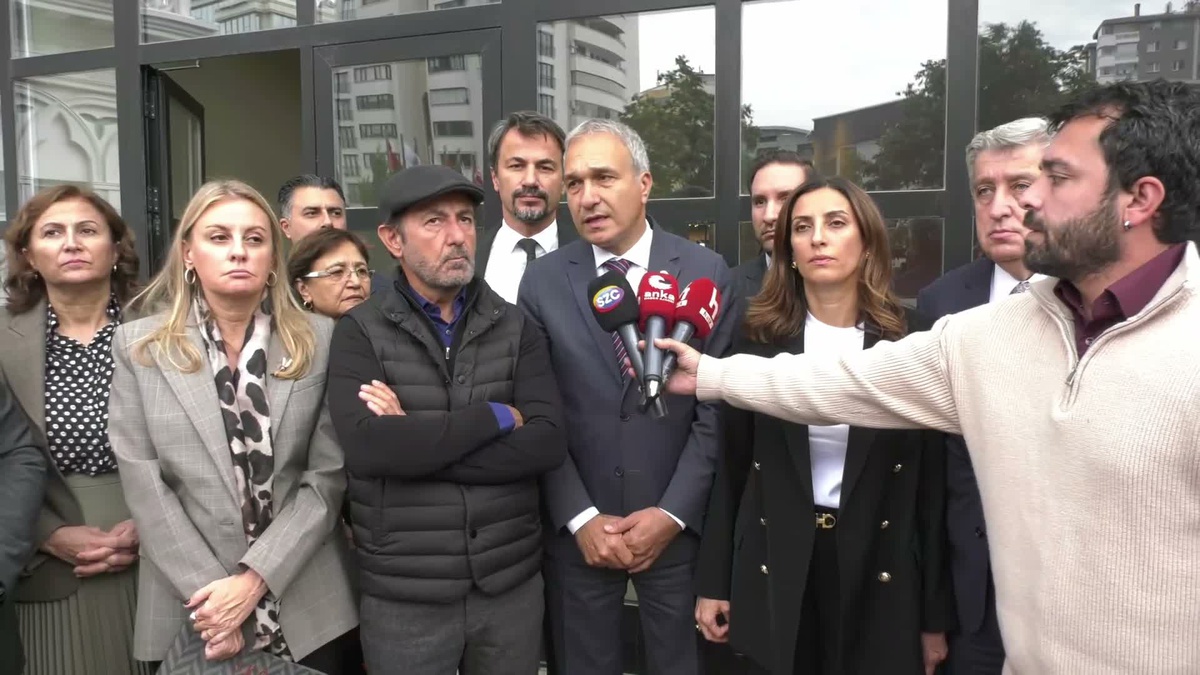 YENİ Parti 10 milletvekiliyle kayyım atanan Halk TV\'ye dayanışma ziyareti yaptı