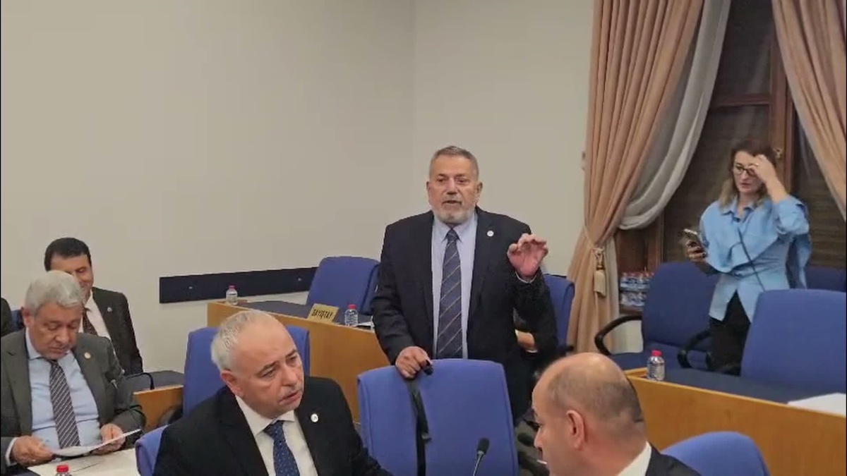 YENİ Partili vekiller Halk TV\'ye kayyum kararını gözlerini kapatarak protesto etti