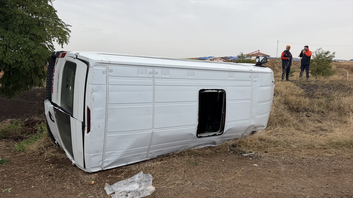 Yozgat Yerköy\'de cenaze törenine giden minibüs devrildi, 8 kişi yaralandı