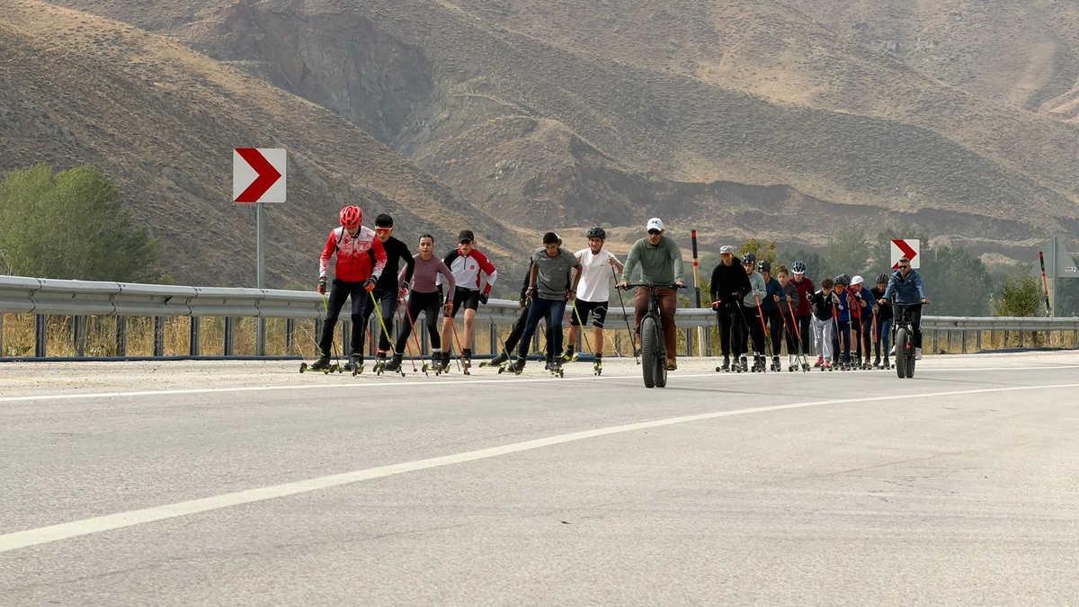 Yüksekova\'da pist bekleyen kayaklı koşu sporcuları, araç trafiğinin içinde çalışmak zorunda kalıyor