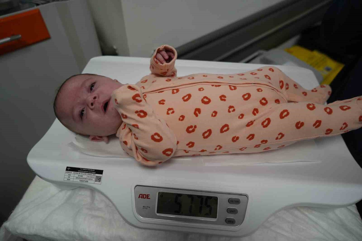 24. haftada doğan bebek, Samsun\'da 104 günde 720 gramdan 5 kilo 775 grama ulaştı