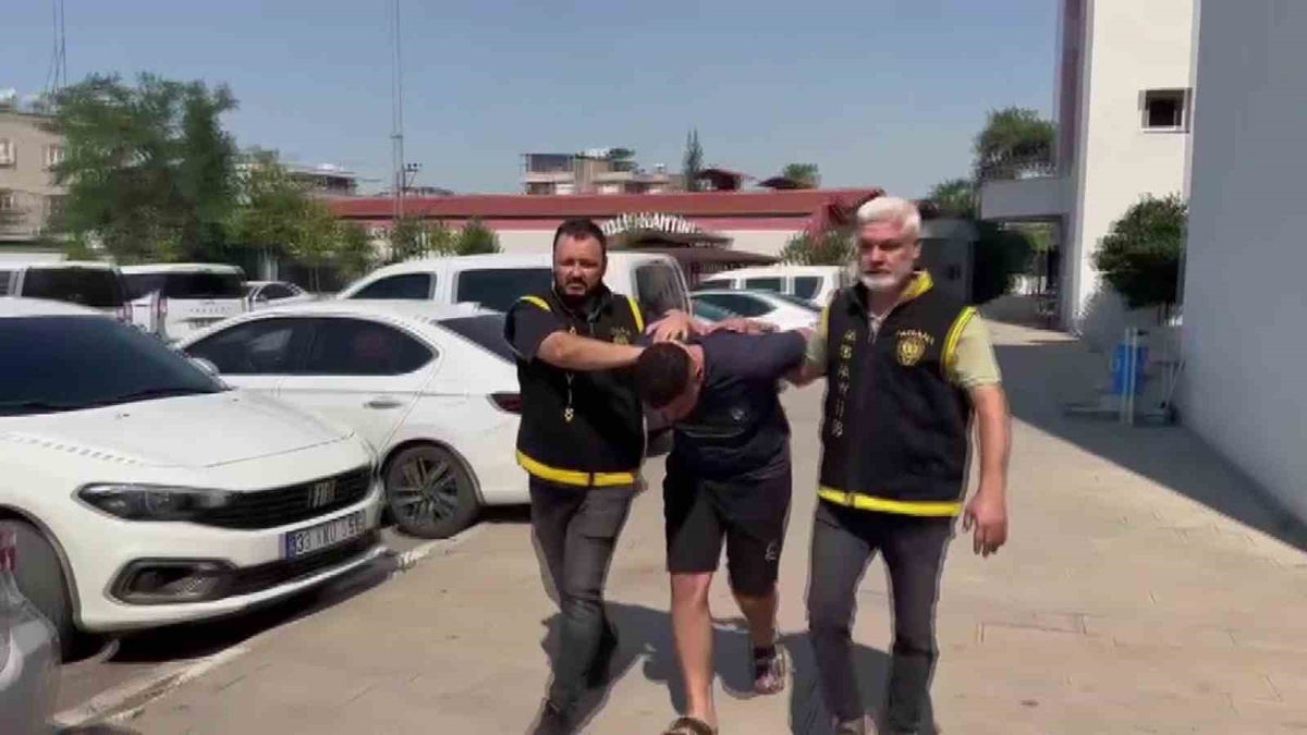 Adana\'da nöbetçi eczaneden yaklaşık 4 bin lira kozmetik çalan şüpheli tutuklandı