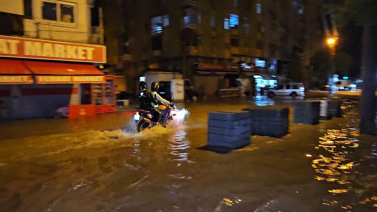 Adana\'da sağanak; yollar göle döndü