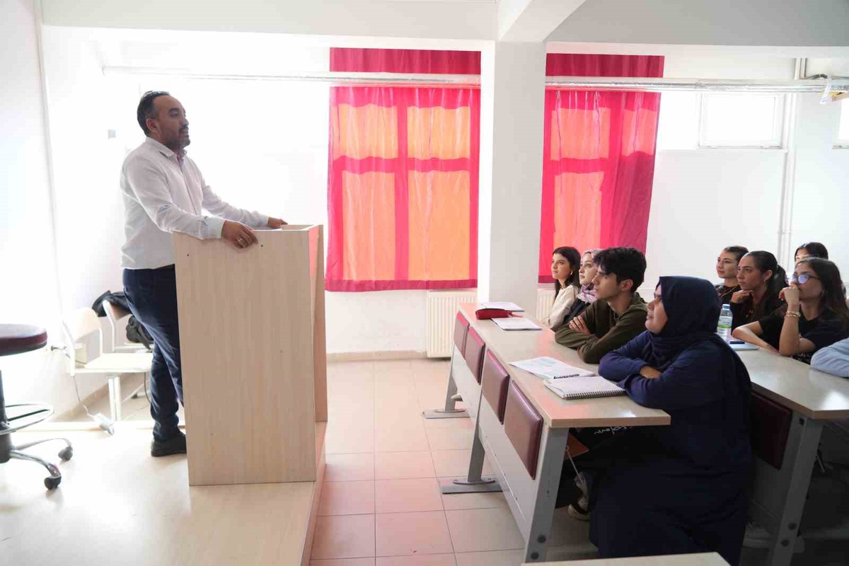 Adana\'da yaşayan kadın, 4. kez girdiği sınavı kazanıp oğluyla sıra arkadaşı oldu