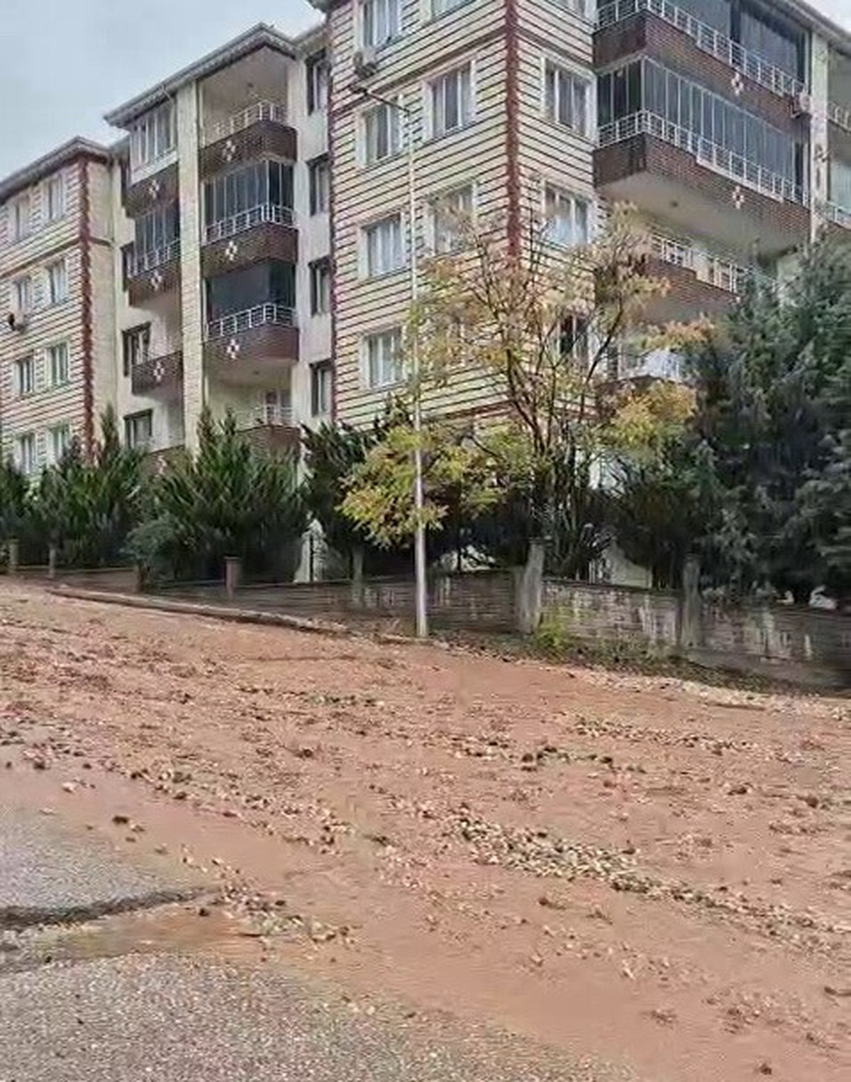 Adıyaman Gölbaşı\'nda şiddetli yağış Mimar Sinan Mahallesi\'nde ulaşımı aksattı
