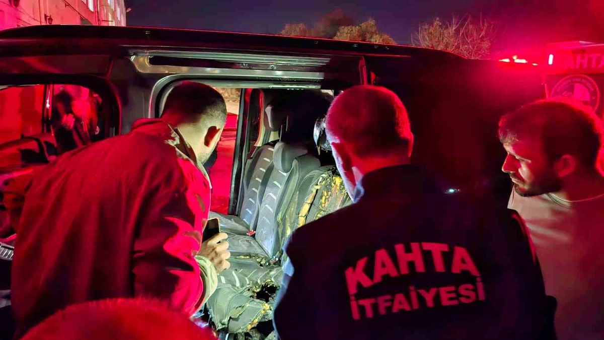 Adıyaman Kahta\'da park halindeki otomobildeki yangını fabrika çalışanları söndürdü