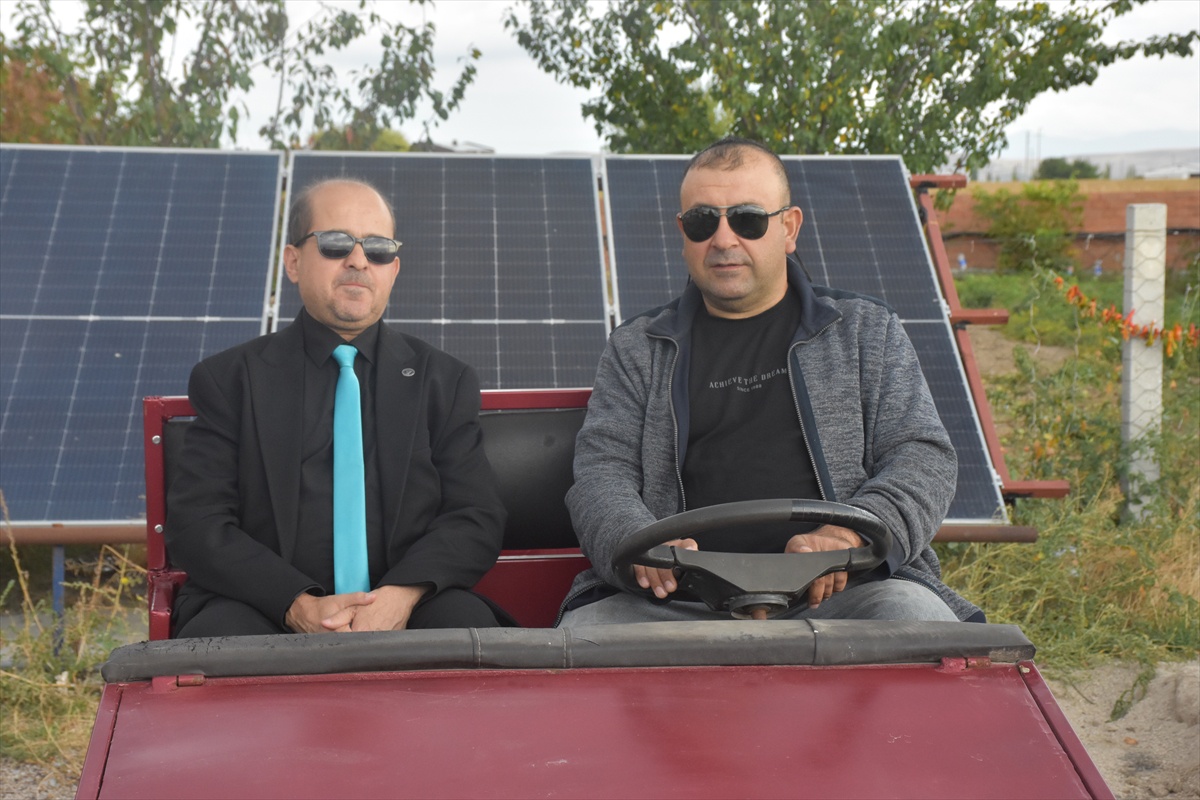 Afyonkarahisar\'da görme engelli Merter\'in 5 elektrikli aracı güneşle şarj ediliyor