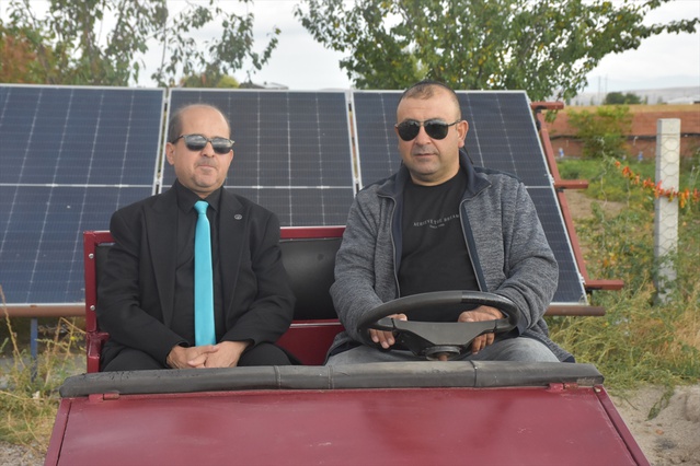 Afyonkarahisar'da görme engelli Merter'in 5 elektrikli aracı güneşle şarj ediliyor