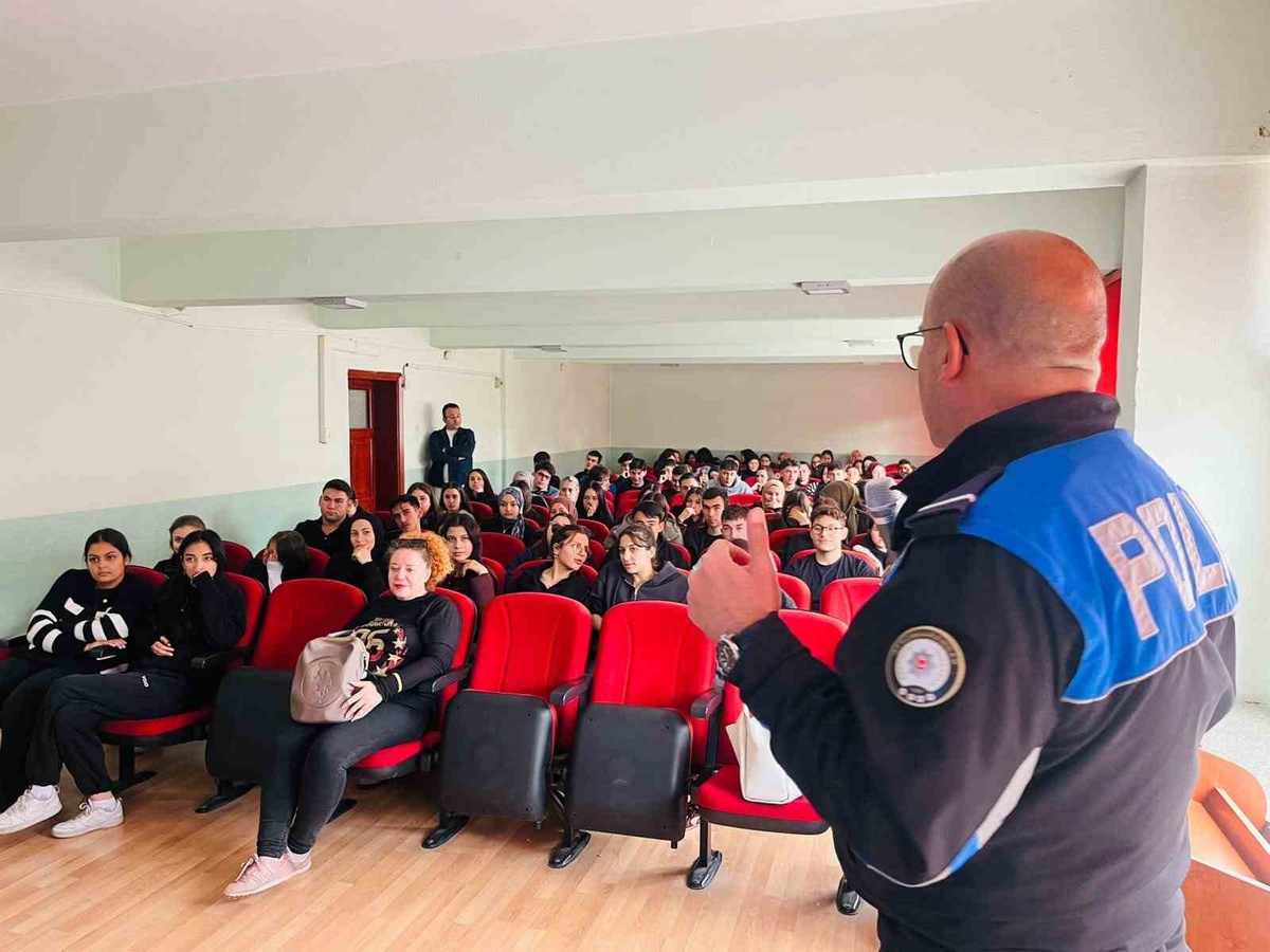 Afyonkarahisar\'da polis, öğrencilere 112 ve siber zorbalık eğitimi verdi