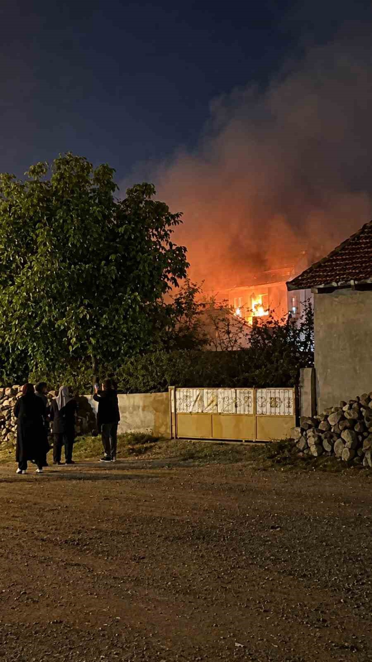 Afyonkarahisar Şuhut\'ta ev yangınında soğutma sürüyor, evde kimse var mı belirsiz