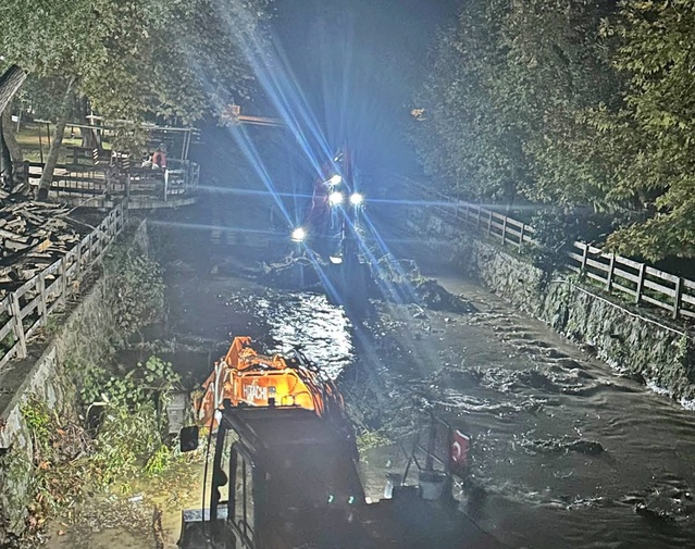 Akçakoca Belediyesi, 2019'daki sele benzer risklere karşı Sarma Deresi'ni temizledi