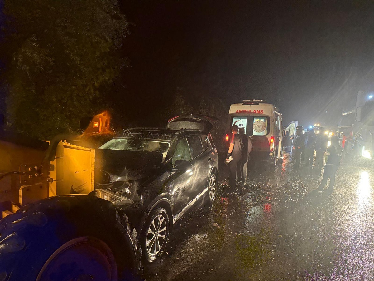 Akyazı\'da sel çalışmasına giden belediye greyderi otomobille çarpıştı, 4 kişi yaralandı