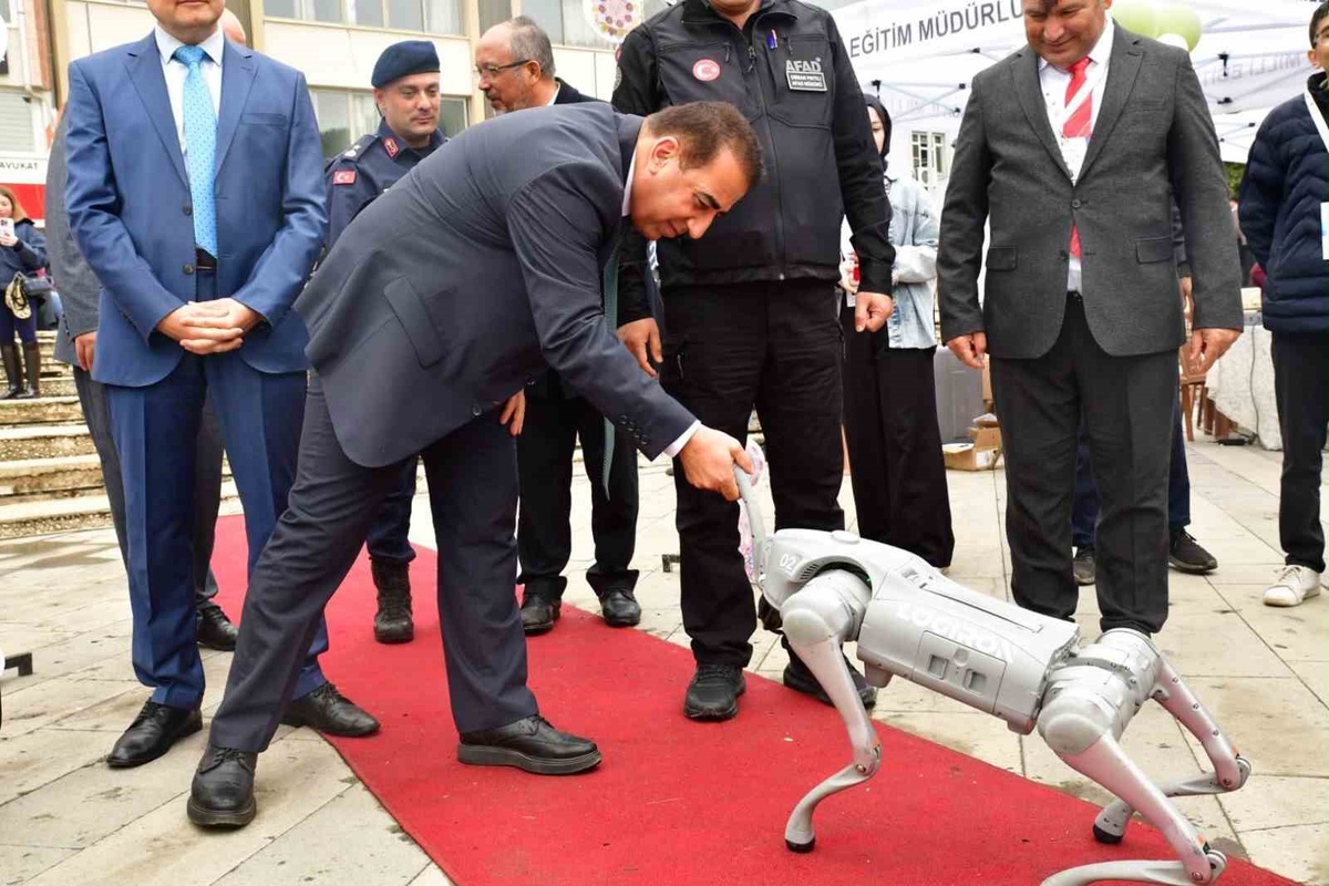 Alaşehir 2. Bilim Şenliği\'nde 68 atölye ve robot köpek Logi öğrencilerle buluştu