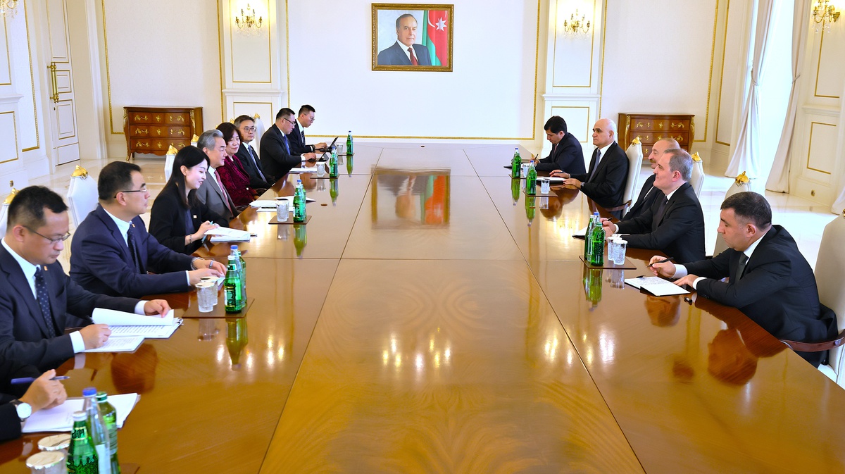 Aliyev, Bakü\'de Wang Yi\'ye Xi\'ye selam talebini iletti, CICA için Xi\'ye teşekkür etti