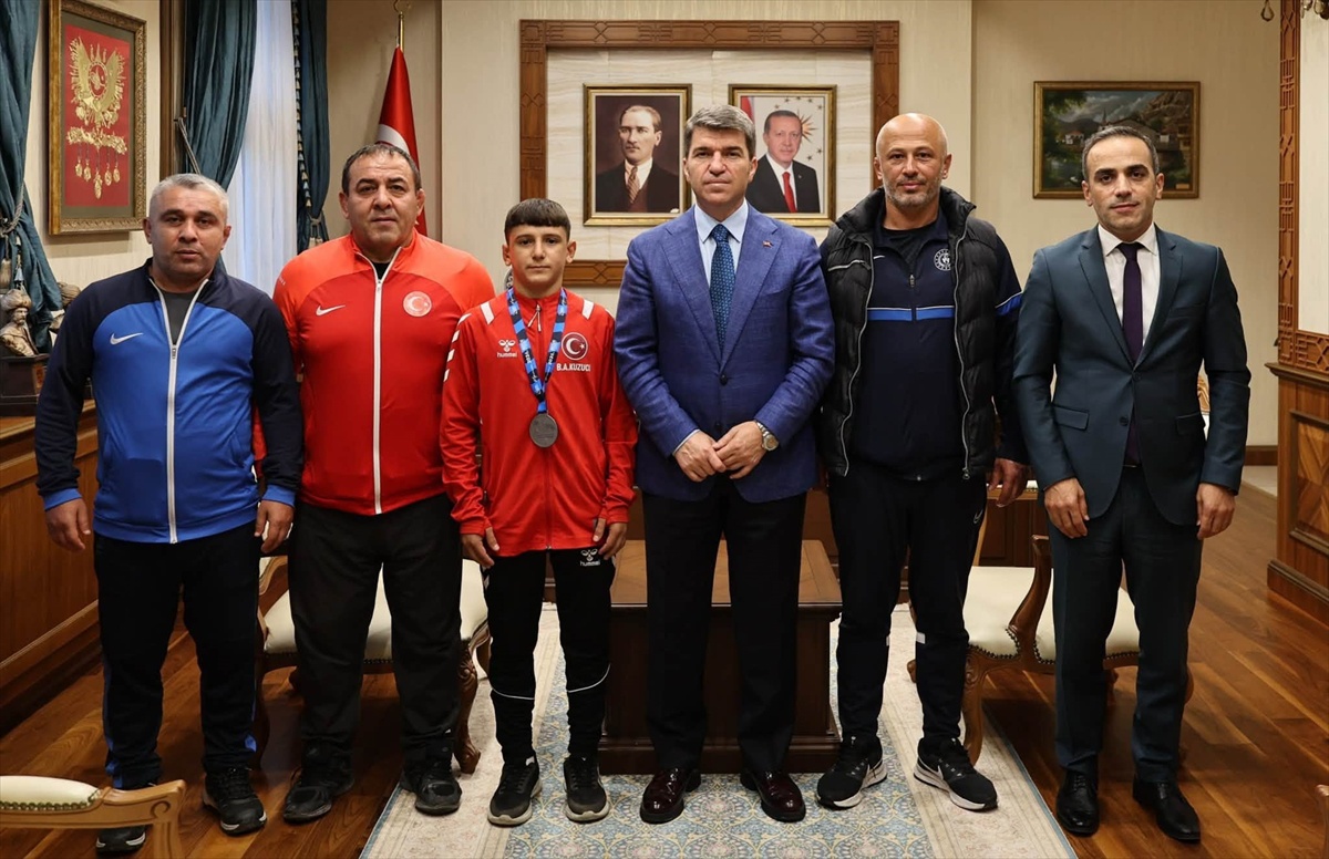 Amasya Valisi Bakan, U15 Balkan ikincisi güreşçi Kuzucu\'ya hediye takdim etti