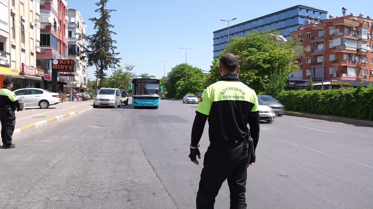 Antalya\'da yağışta içine su sızan otobüs servise gönderildi, işletmeciye ceza kesildi