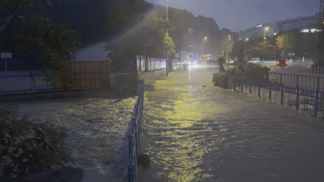 Görüntüler Arnavutköy’den! Dere taştı, okul bahçesi sular altında kaldı