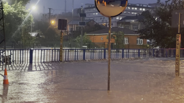 Görüntüler Arnavutköy’den! Dere taştı, okul bahçesi sular altında kaldı