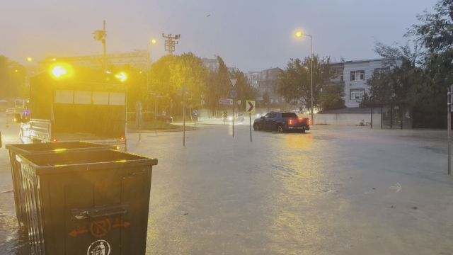 Görüntüler Arnavutköy’den! Dere taştı, okul bahçesi sular altında kaldı
